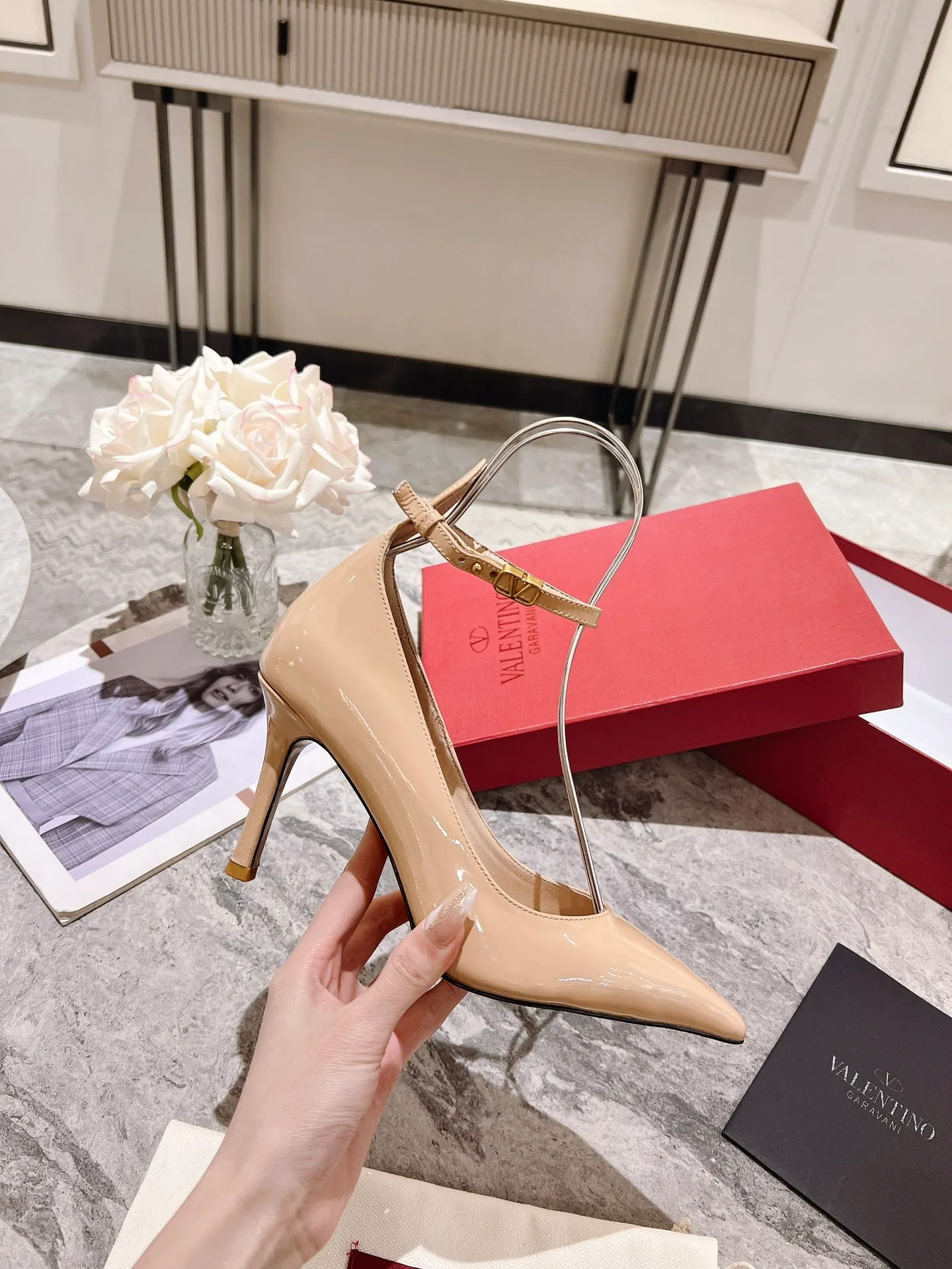 👟👟Ex-factory price 440👟👟 Genuine leather sole +40 Top version 𝑉𝐴𝐿𝐸𝑁𝑇𝐼𝑁𝑂 Valentino new spring and summer women's 6⃣️color patent leather shoes. Unique (small V-label buckle) hardware brings out a full sense of high-end, and the new season will live up to expectations! Worth buying ★ Qipi is absolutely high-grade ❥Original method, absolutely sensual ❥Elegant style, creating a different feeling, simple and elegant style!  Code number: 35-41 (34-42 customized) Fabric: Imported patent leather Lining: Sheepskin lining Heel height: 7cm-10cm2⃣️Various heel height options Leather outsole Rubber outsole